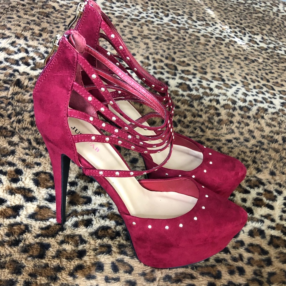 JUST FAB Cranberry Tone Pumps